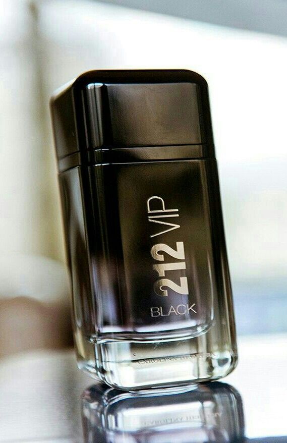 Carolina Herrera 212 Vip Black Eau de Parfum – Spicy & Fresh | Men | 100ml